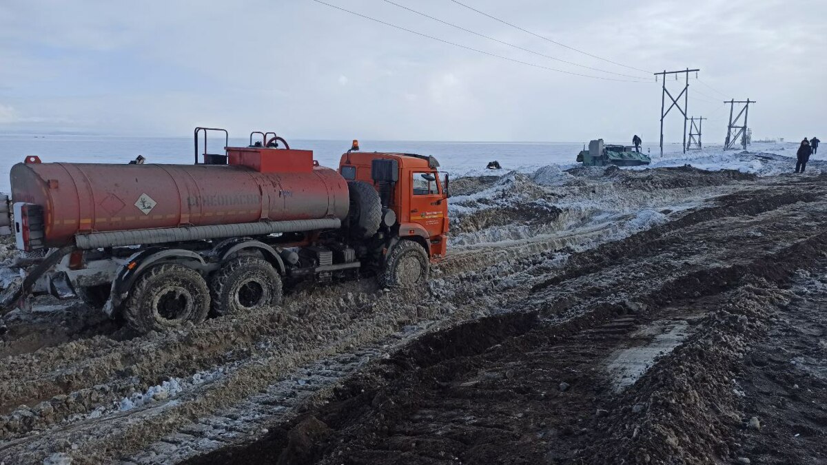 В поселок Октябрьский на Камчатке доставляют три мазутовоза с топливом