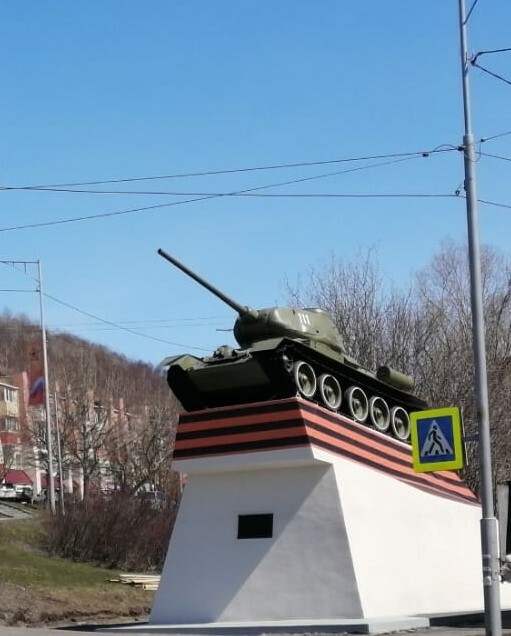 Георгиевская лента украсила постамент Танка-Т34 в Петропавловске-Камчатском