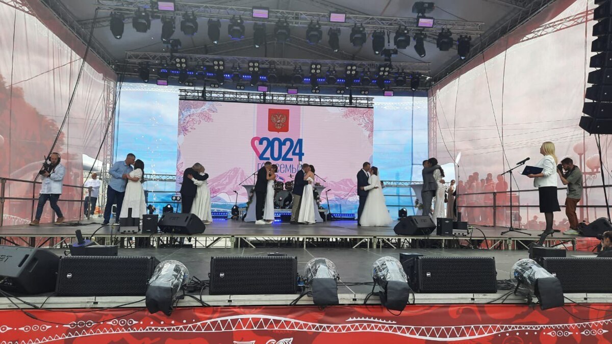 Массовая церемония бракосочетания прошла на Камчатке