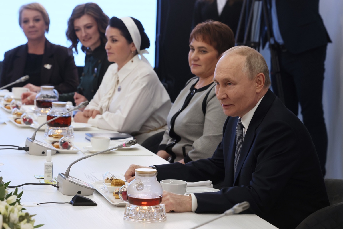 Президент России Владимир Путин встретился с женщинами – сотрудницами фонда «Защитники Отечества», участницами  и ветеранами СВО